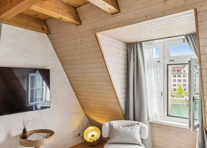 Old Town Riverside Penthouse Balcony Waterview ציריך